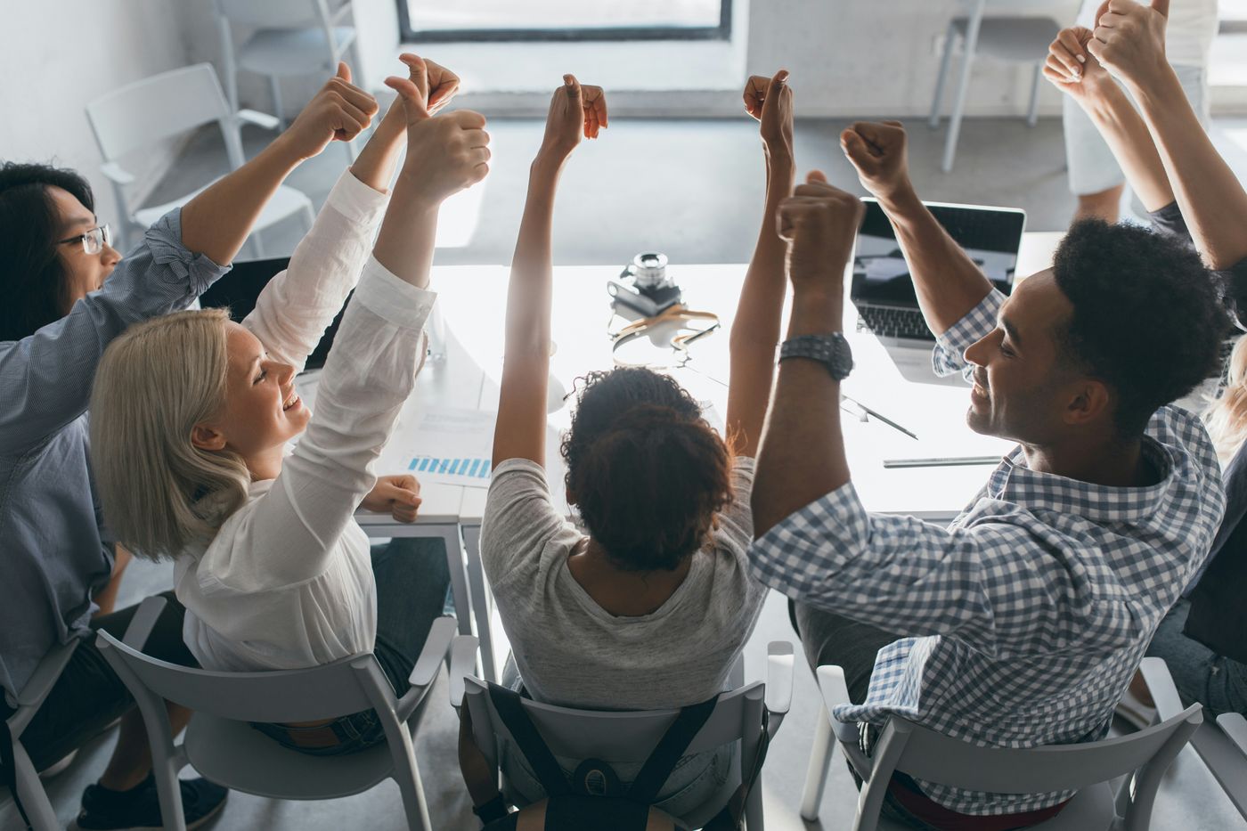 Ein Team feiert gemeinsam einen erfolgreichen Abschluss
